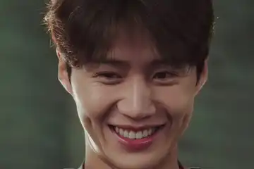 Lesung pipit menawan Kim Seon-ho. 