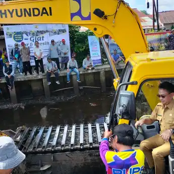 Aksi Bersih Parit Tokaya, Wali Kota Pontianak Gaungkan Cinta Parit Bersih