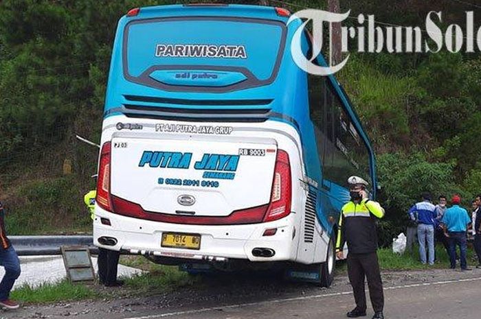 Bus Pariwisata Alami Rem Blong Nyaris Melukai Puluhan Wisatawan - Sonora.id