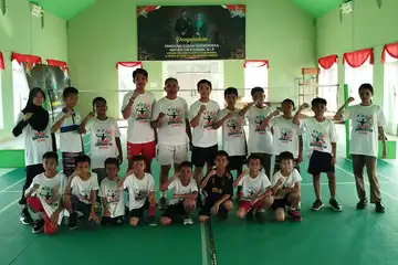 BRI Morowali memberikan bantuan berupa kaus olahraga kepada Morowali Badminton School (MBS)