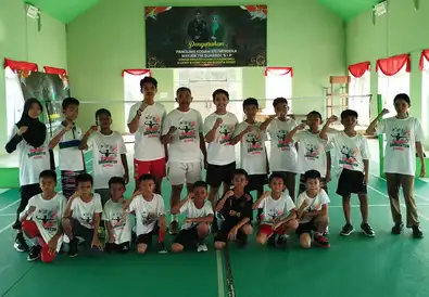 Dukung Program Pembinaan Olahraga, BRI Morowali Beri Bantian Kepada Morowali Badminton School