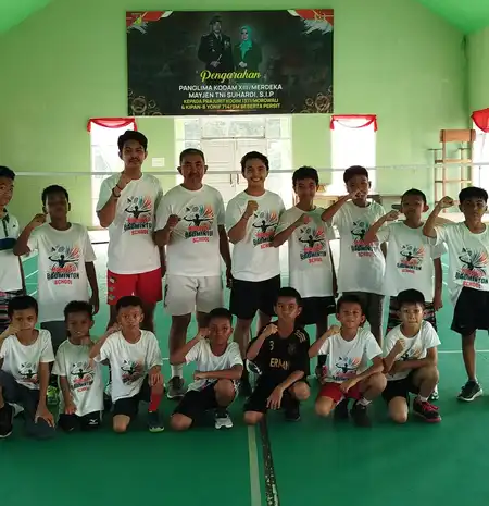 Dukung Program Pembinaan Olahraga, BRI Morowali Beri Bantian Kepada Morowali Badminton School