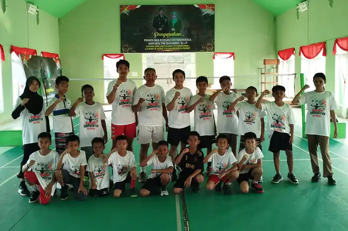 BRI Morowali memberikan bantuan berupa kaus olahraga kepada Morowali Badminton School (MBS)