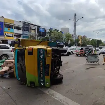 BREAKING NEWS! Truk Muatan Buku Terguling di Simpang 4 Polda Sumsel, Lalin Jalan Basuki Rahmat Macet Parah