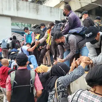 Perbaikan Wesel pada Jam Sibuk Bikin Penumpang KRL Menumpuk, Ini Pernyataan KAI Commuterline