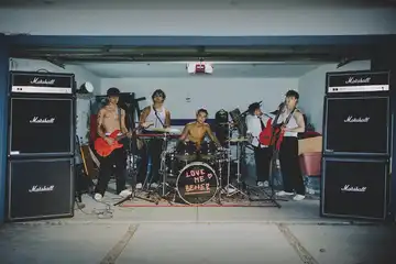 Ilustrasi lirik lagu &quot;8 Letters&quot; dari Why Don't We.