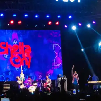 Sheila On 7 Memberikan Kehangatan Setelah Diguyur Hujan di Saloka Fest 2022