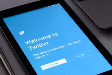 Ilustrasi cara berlangganan Twitter Blue.