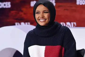10 Potret Manis Halima Aden, Wanita Berhijab yang Dinobatkan ...