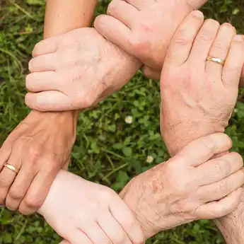 4 Zodiak Ini Mudah Dekat dengan Saudara Pacar, Calon Ipar Idaman!
