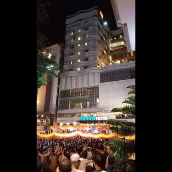 Warga Saksikan Atraksi Naga Bersinar Melintasi Harris Hotel Pontianak