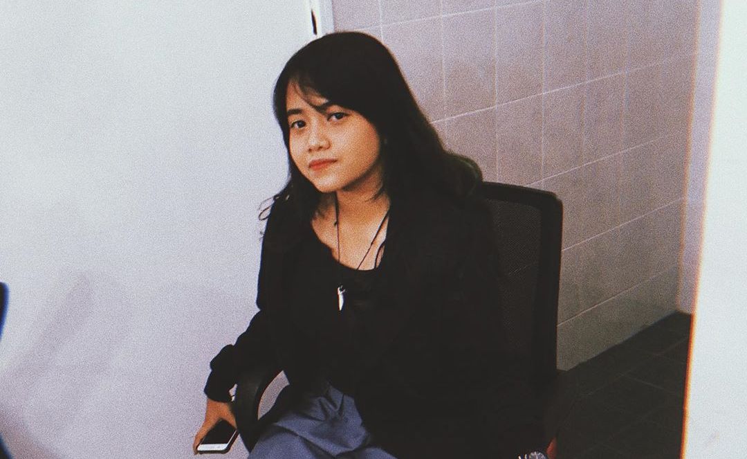 Rilis Lagu Baru Ini Lirik Lagu Biar Waktu Hapus Sedihku Milik Hanin Dhiya Sonora Id