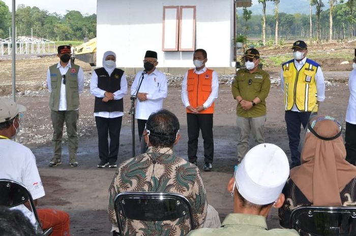 Wapres KH. Ma'ruf Amin berbicara di hadapan warga terdampak erupsi Gunung Semeru di area lahan huntara, Kabupaten Lumajang, Jawa Timur, Jumat (14/01/2022).