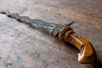 Ciri-Ciri Orang yang Dihinggapi oleh Pusaka gaib 