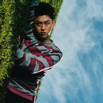 Lirik Lagu 'Bumpy Road' – Rich Brian feat. redveil dan Terjemahannya