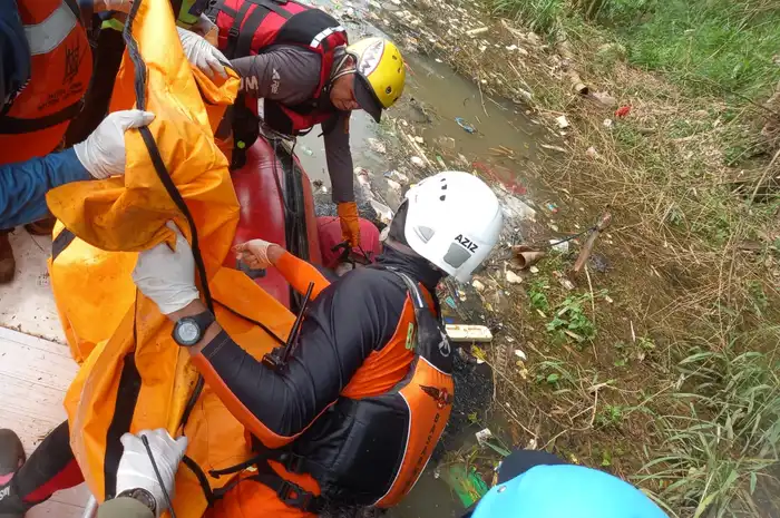 Tim Sar Gabungan Temukan Korban Tenggelam Di Sungai Citarum Kabupaten