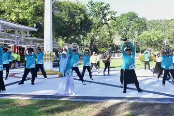 Makassar, SmartFM &ndash; Penjabat Gubernur Sulawesi Selatan, Prof. Zudan Arif Fakrulloh, turut berpartisipasi dalam kegiatan senam bersama untuk memperingati Hari Kesehatan Nasional (HKN) ke-60, yang berlangsung di Lapangan Rumah Jabatan Gubernur Sulsel, Minggu (17/11/2024). Acara yang mengusung tema Ger