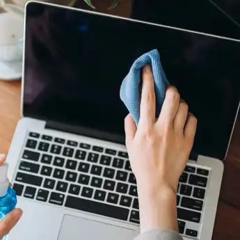 7 Cara Membersihkan Layar Laptop atau Komputer dengan Tepat dan Aman