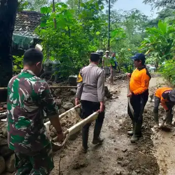Pak Polisi, Terima Kasih Telah Menjaga dan Merawat Kampung Kami