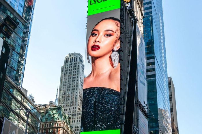 Wajah Lyodra yang terpampang di billboard Times Square New York