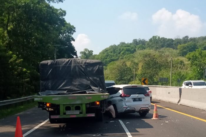 Kecelakaan Truk Dan Mini Bus Di Tol Purbaleunyi, Lalu Lintas Arah ...