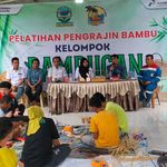 PGE Lumut Balai Dorong Pemberdayaan Perempuan dan Regenerasi Budaya Lewat Pelatihan Kerajinan Bambu di Desa Kelumpang