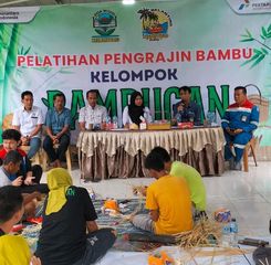 PGE Lumut Balai Dorong Pemberdayaan Perempuan dan Regenerasi Budaya Lewat Pelatihan Kerajinan Bambu di Desa Kelumpang