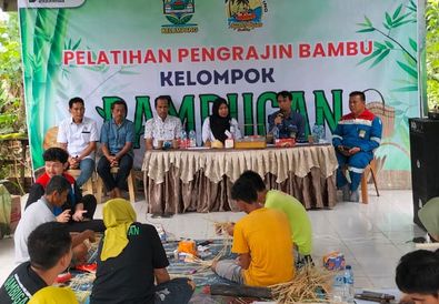 PGE Lumut Balai Dorong Pemberdayaan Perempuan dan Regenerasi Budaya Lewat Pelatihan Kerajinan Bambu di Desa Kelumpang