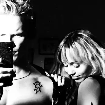 Cody Simpson Rilis 'Golden Thing' untuk Miley Cyrus, Ini Liriknya