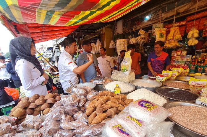 KPPU dan Dinas Perdagangan Sulsel meninjau harga pokok di Pasar Terong Makassar