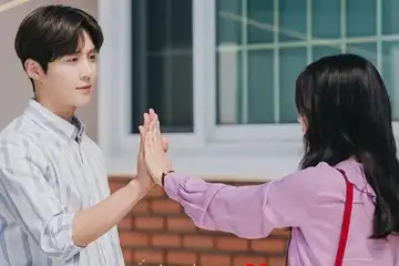 Ilustrasi drama Korea Hometown Cha Cha Cha