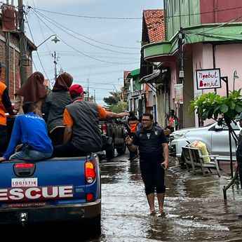 Bantu Korban Banjir Rob, Kemensos Salurkan Bantuan Logistik dan Dirikan Dapur Umum