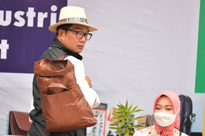 Gubernur Jawa Barat bersama Ibu Atalia Praratya Ridwan Kamil, saat bersama dengan pelaku usaha kulit di Sukaregang, Garut, Kamis (6/1/2022).