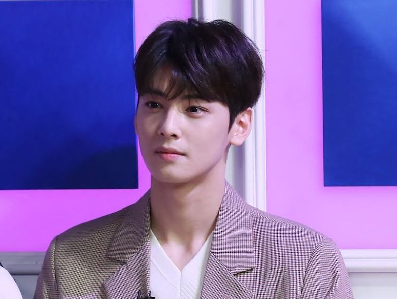 Cha Eunwoo ASTRO Tampil Manly di Acara Publik dengan Rambut Pendek