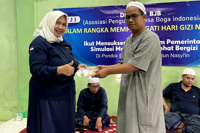 Penyerahan simbolis paket Makan Bergizi Gratis dari APJI Kota Banjarbaru kepada pengurus Pondok Pesantren Raudhatun Nasyi'in
