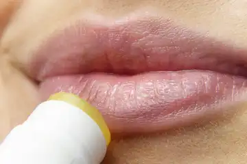 Ilustrasi Arti Kedutan Bibir Bawah