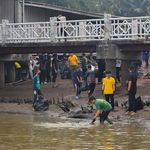 Enam Relawan Pertamina RU Plaju Ikut Bersihkan Sungai Musi, Dukung Pariwisata Berkelanjutan Palembang