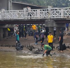 Enam Relawan Pertamina RU Plaju Ikut Bersihkan Sungai Musi, Dukung Pariwisata Berkelanjutan Palembang