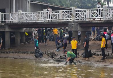 Enam Relawan Pertamina RU Plaju Ikut Bersihkan Sungai Musi, Dukung Pariwisata Berkelanjutan Palembang