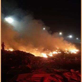Kebakaran Tumpukan Sampah di Cilincing Karena Kebiasaan Membakar Sampah