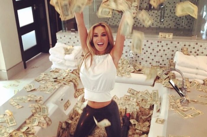 Diguyur uang habis-habisan besok 15 Februari, 6 zodiak ini paling beruntung dengan peluang rezeki besar