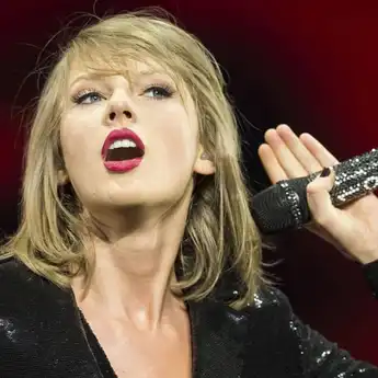 Lirik Lagu 'You Belong With Me' - Taylor Swift, dengan Terjemahan