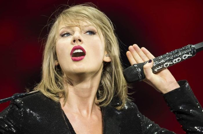 Lirik Lagu 'You Belong With Me' - Taylor Swift, dengan Terjemahan