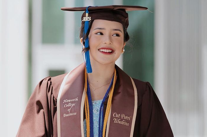 Cantik Berprestasi! Beby Tsabina Jadi Sarjana dengan Predikat Summa ...