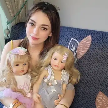 5 Potret ‘Boneka Arwah’ Seleb yang Dikenalkan Sebagai Anak, Wajahnya Lucu hingga Menyeramkan!