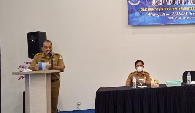 Asisten Perekonomian dan Pembangunan Setda Kota Pangkalpinang, Suryo Kusbandoro membuka kegiatan pemberdayaan kelembagaan, potensi, dan pengembangan UMKM (Angkatan I) Dinas Koperasi, UMKM dan Perdagangan Kota Pangkalpinang, di Sun Hotel, Selasa (23/3/2021)