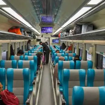 CATAT! Mulai 30 Agustus Naik Kereta Api Wajib Booster, Antigen dan PCR Tak Lagi Jadi Syarat Perjalanan!