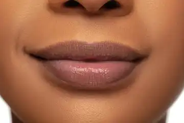 ilustrasi bibir hitam