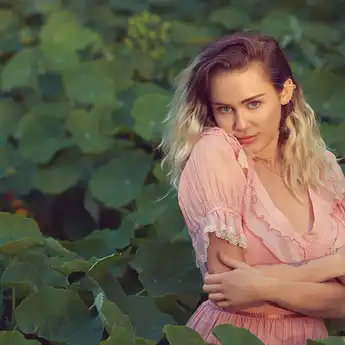 Miley Cyrus Bikin Heboh Usai Pakai 'Sepatu Setan' yang Berbahan Campuran Darah Manusia