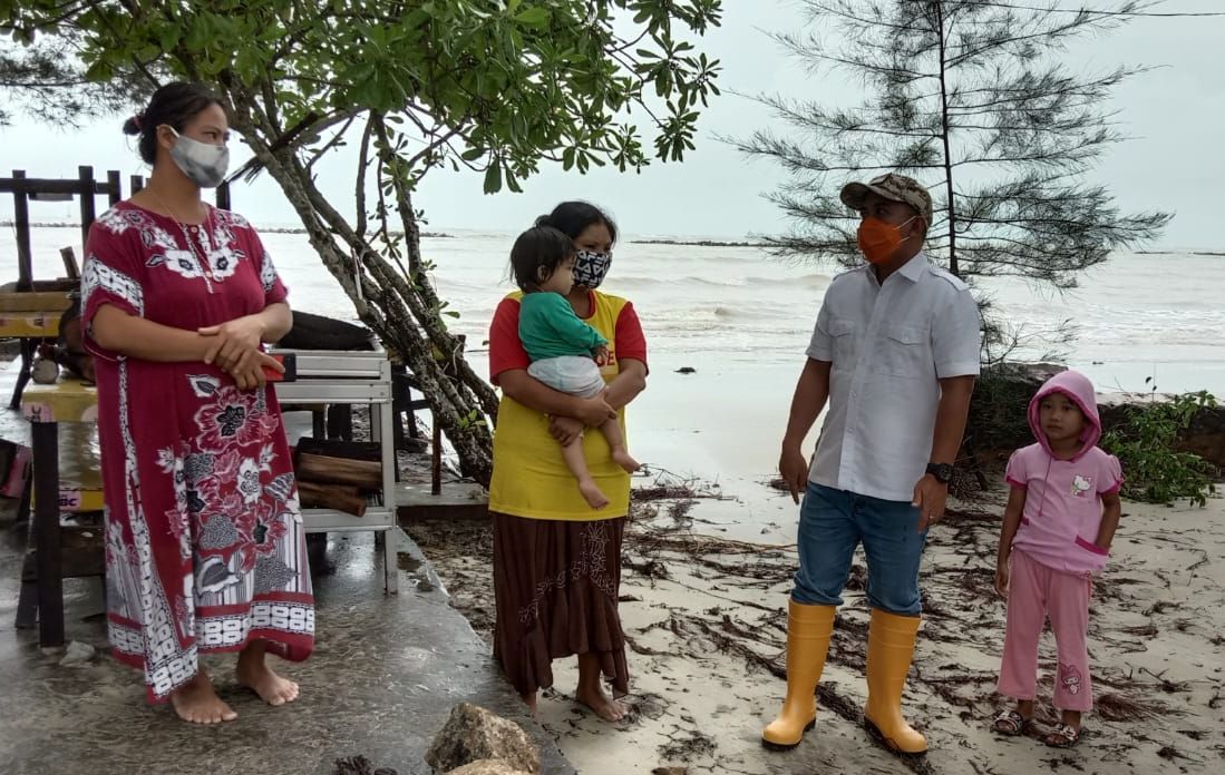 Walikota Pangkalpinang menemui warga di Kawasan Pantai Pasi Padi usai terjadi banjir rob, Rabu (13/1/2021).